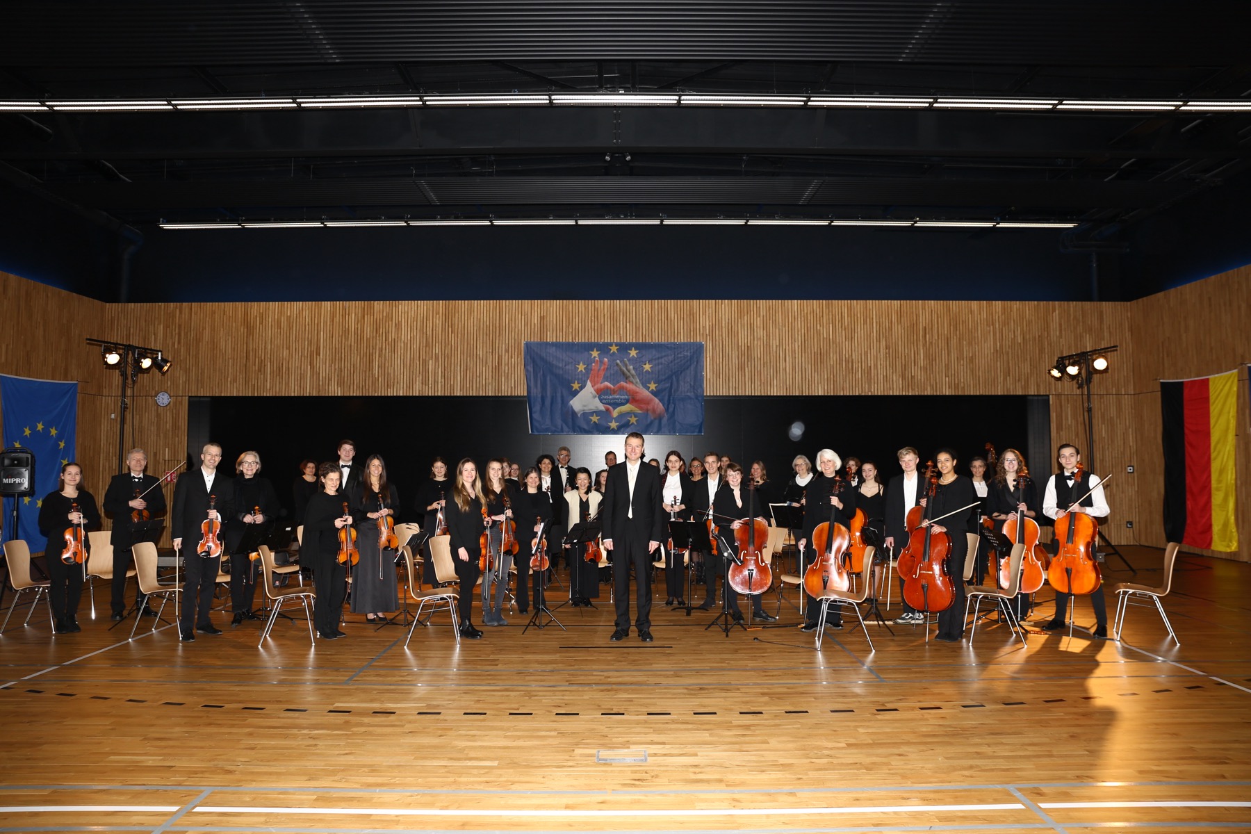 Photo de groupe de l'Orchestre de Chambre de Wissembourg au complet sur scène
